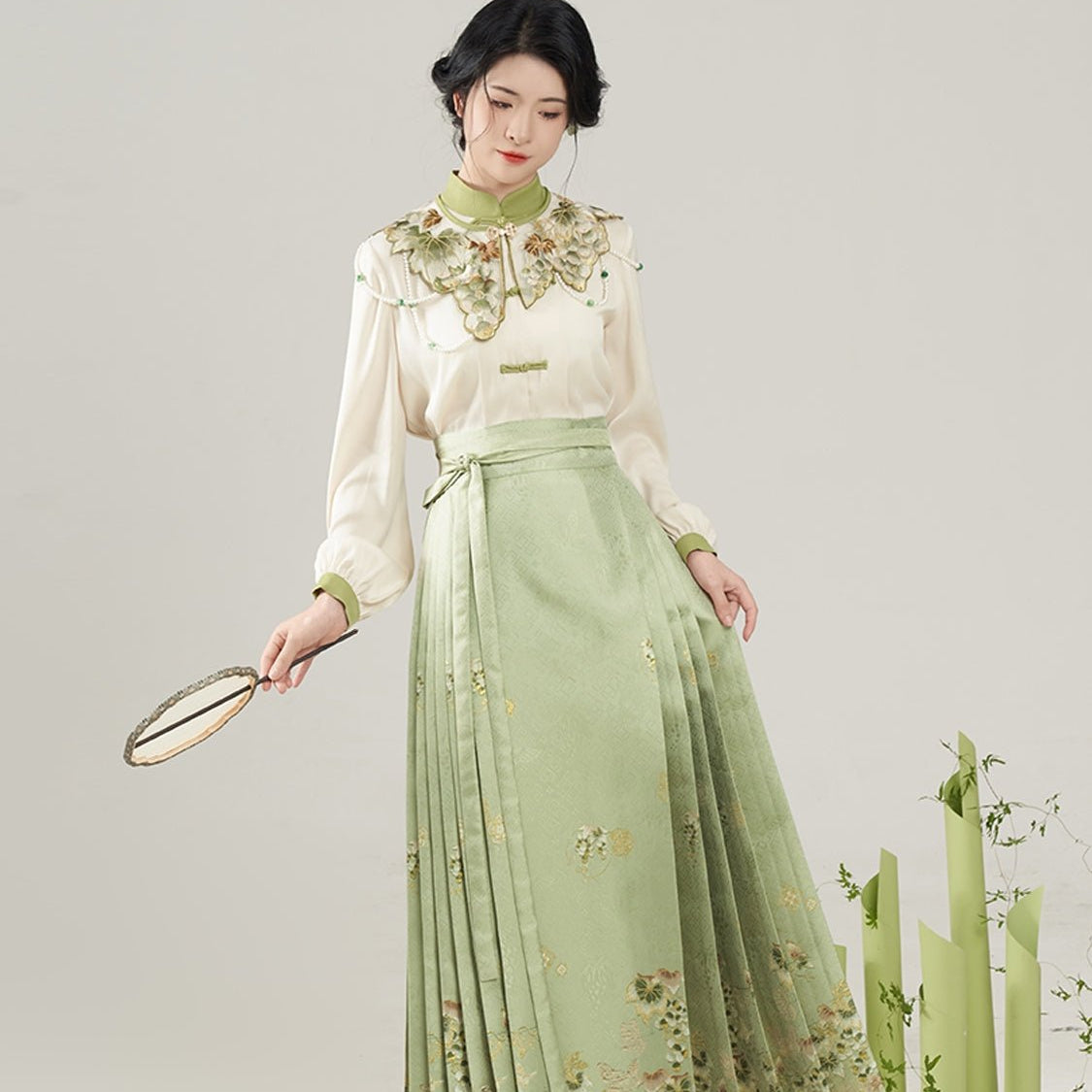 Ming Dynasty Green Mamian Skirt Yunjian Grapes Fake Collar