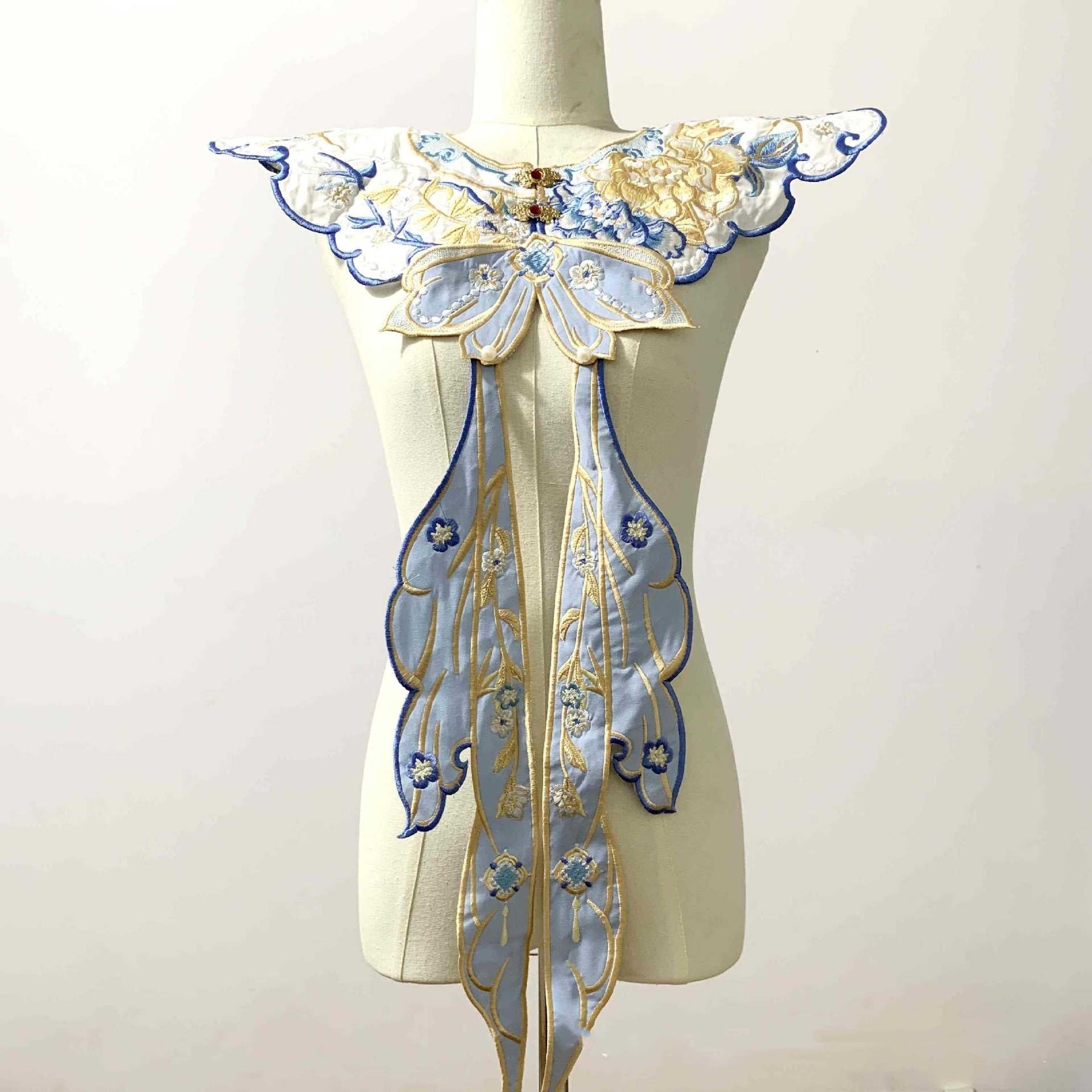 Chinese Style Bachelor's Graduation Blue Cloud Shoulder Red Yunjian Chinese Style Bachelor's Graduation Blue Cloud Shoulder Red Yunjian