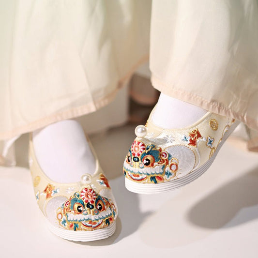 yellow hanfu shoes lion pattern new year shoes-Jianxi Hanfu